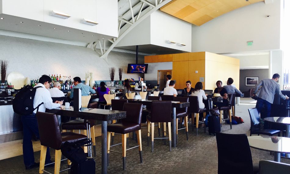 Review: Admirals Club Los Angeles Terminal 4 Bistrobereich