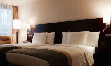 doppelbett queensizebett Economy Room Courtyard by Marriott Düsseldorf Seestern - Travel with Massi - Der beliebteste Reiseblog Deutschlands