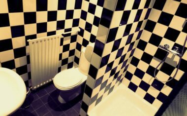 Übersicht WC Badezimmer Standardzimmer Eden Designhotel Maastricht Hamdhire Reiseblog Travel with Massi