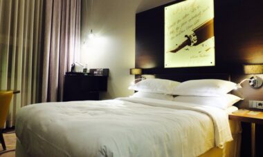 Doppelbett groß Standardroom Sheraton Hannover Pelikan Reiseblog Travel with Massi