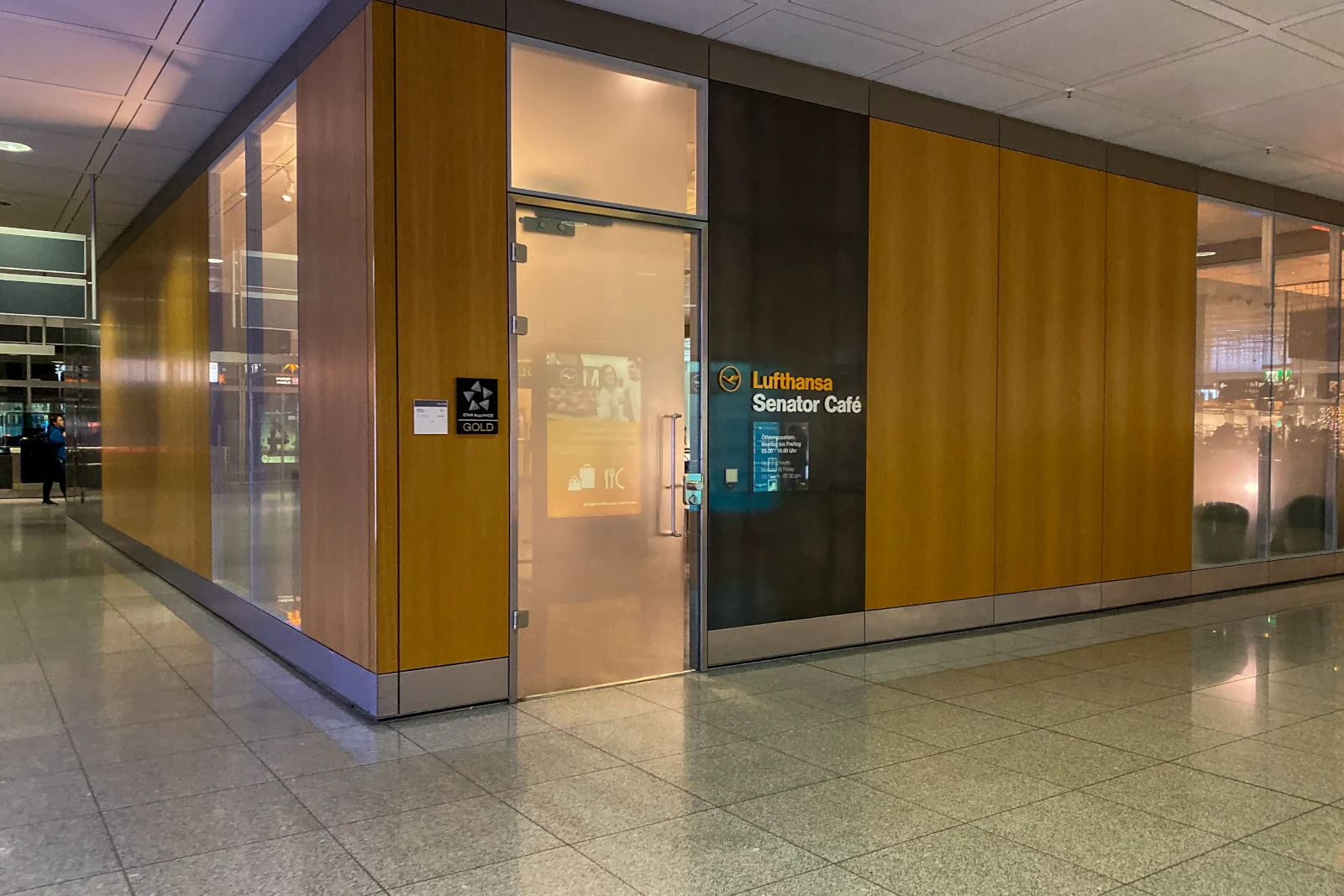 Eingang des Lufthansa Senator Cafe am Flughafen München Terminal 2 in der Nähe von Gate G27 / G28