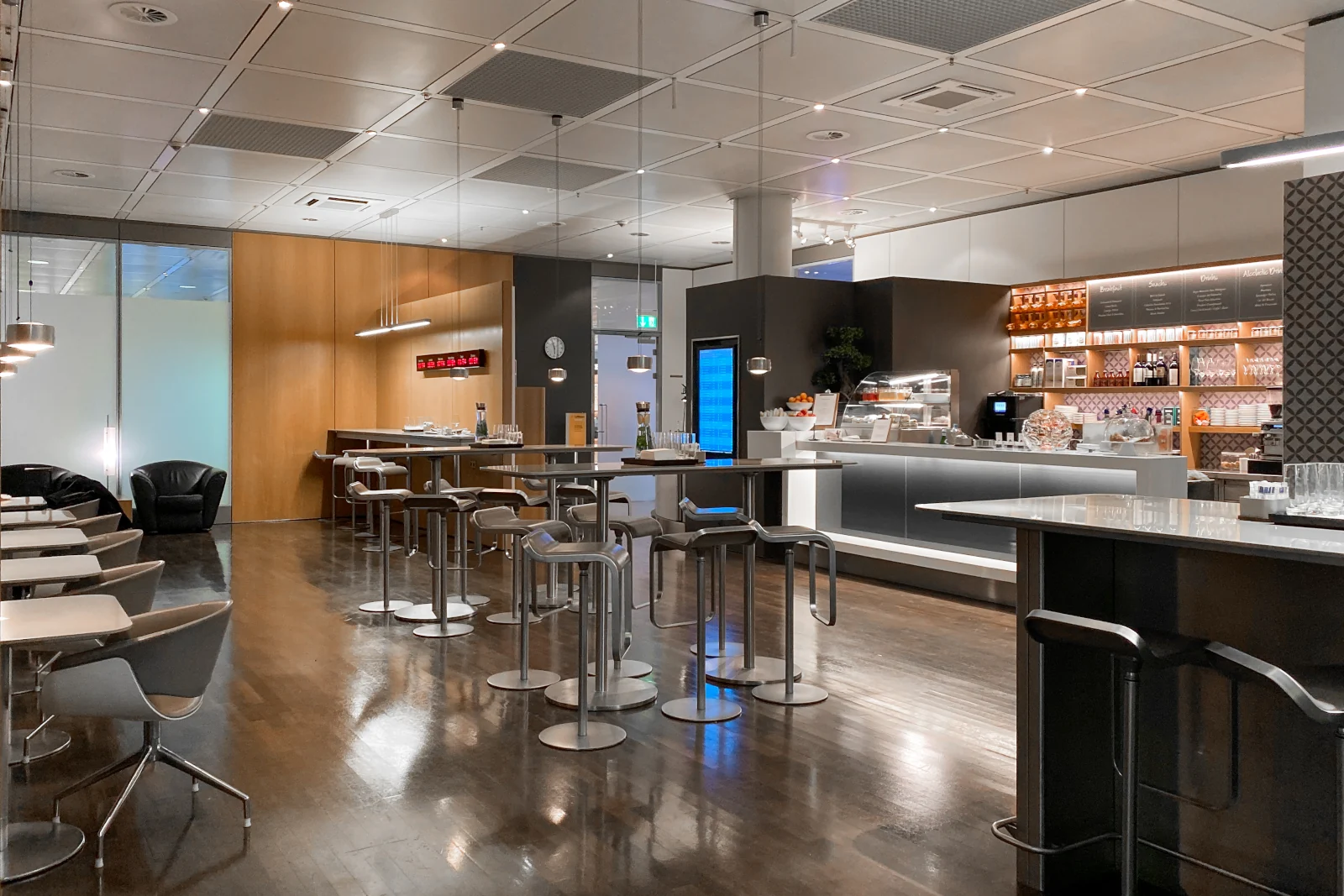 Blick in das Lufthansa Senator Cafe am Flughafen München Terminal 2