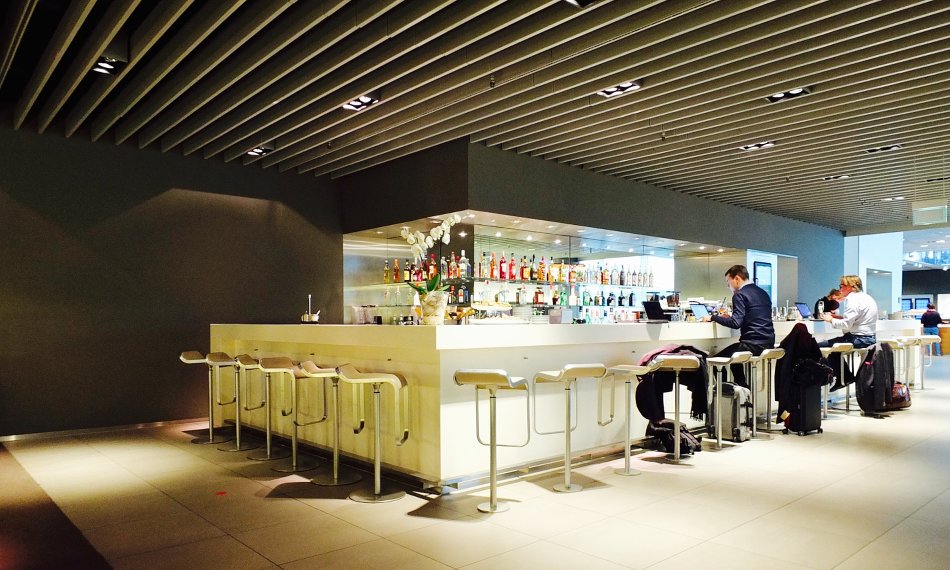 Lufthansa Senator Lounge München H Non-Schengen Blick auf die Bar