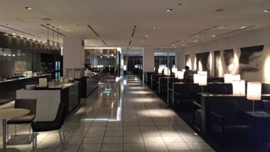 ANA Lounge Tokio Narita Star Wars Buffet und Sitzbereich