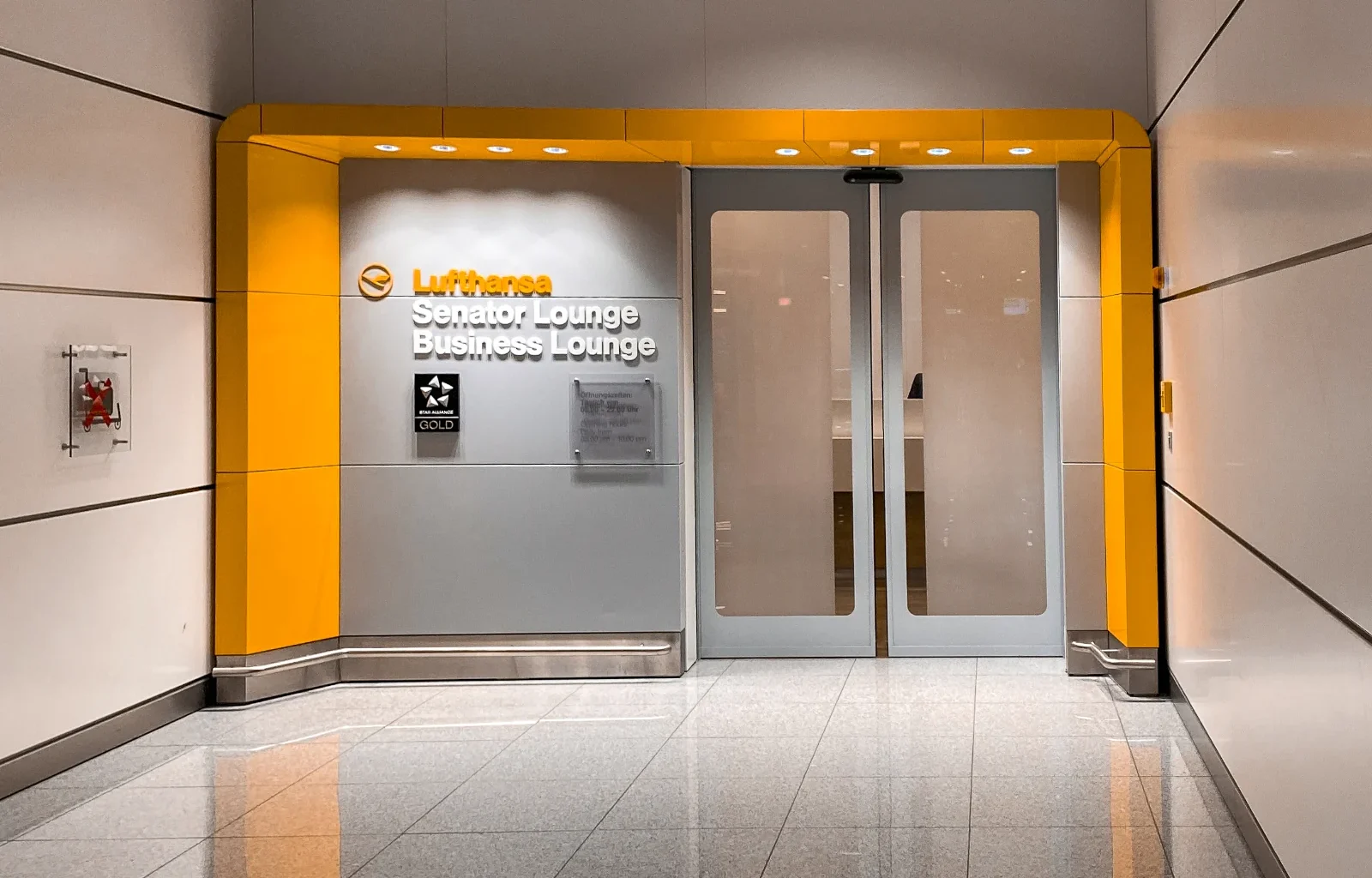 Eingang zu Lufthansa Business und Senator Lounge K im Satellitenterminal des Terminal 2 am Flughafen München