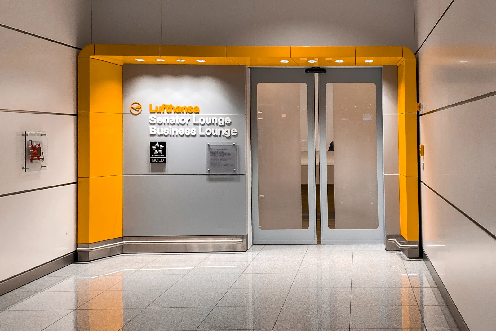 Eingang zu Lufthansa Business und Senator Lounge K im Satellitenterminal des Terminal 2 am Flughafen München