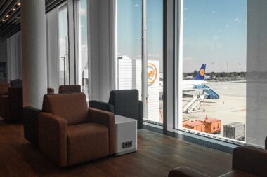 Ausblick aus der Lounge auf das Vorfeld