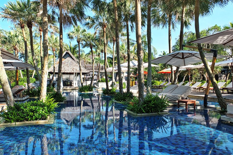 Anantara Mai Khao Phuket Villas Swimminpool Wasserliegen