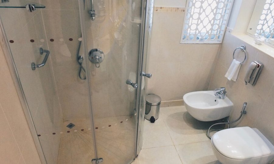 JA Hatta Fort Hotel Dubai Badezimmer Dusche