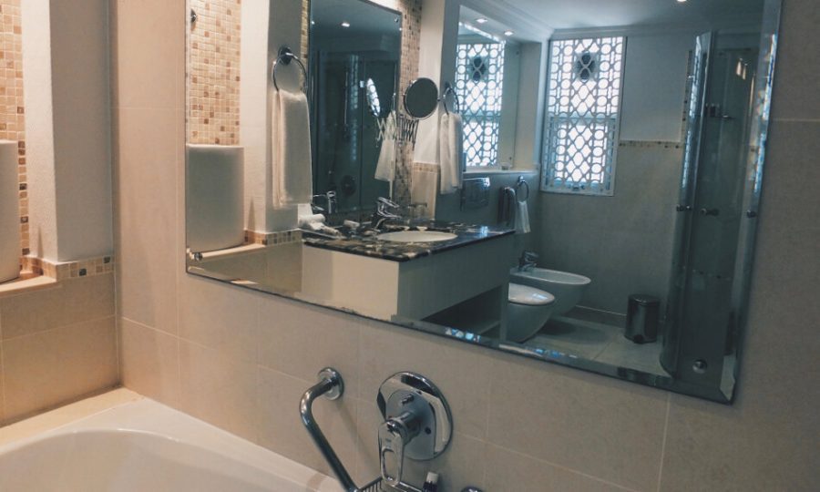 JA Hatta Fort Hotel Dubai Badezimmer Badewanne