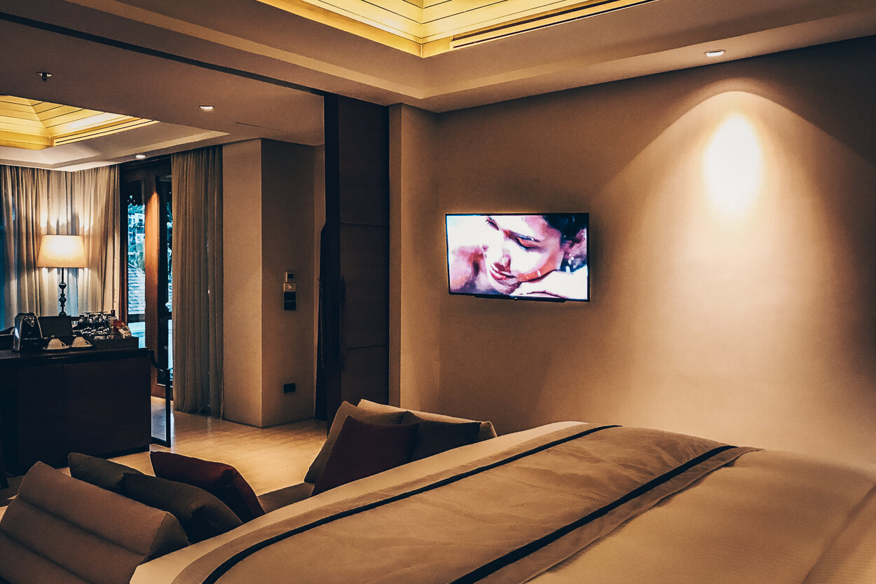 Review The Ritz-Carlton Koh Samui Pool Villa TV Schlafbereich