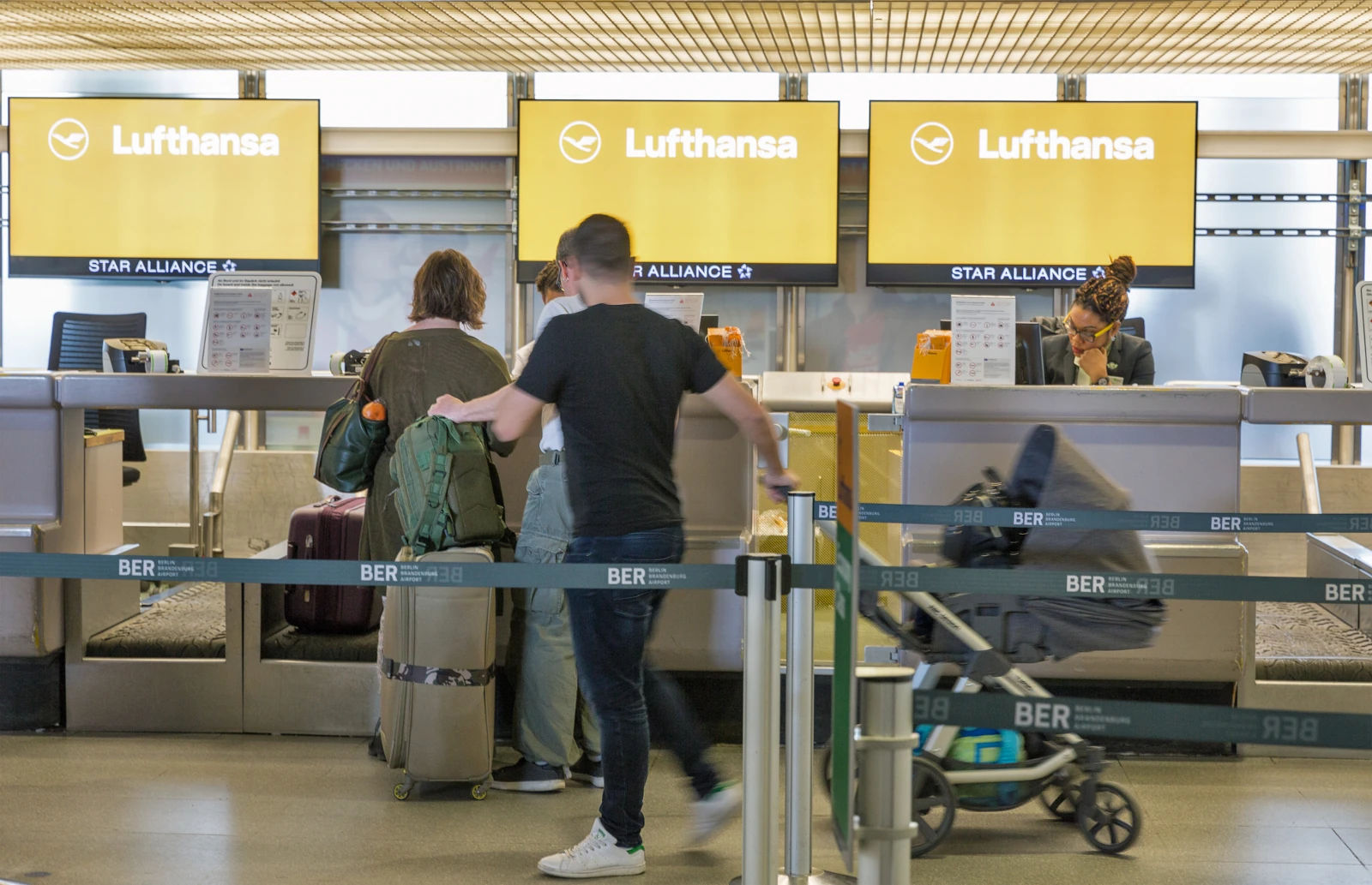 Familie checkt am Lufthansa Schalter ein