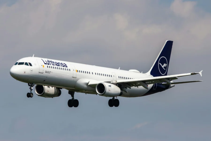 Ein Airbus A321 der Lufthansa im Anflug auf den Flughafen Hamburg