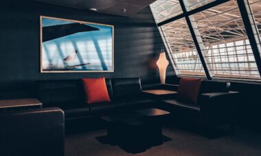 Im Haus, Mobiliar, Inneneinrichtung, Couch, Kaffeetisch, Wand, Studiocouch, Bettsofa, Fenster, Zimmer, Tageslichtsysteme, Boden, Decke, Stuhl