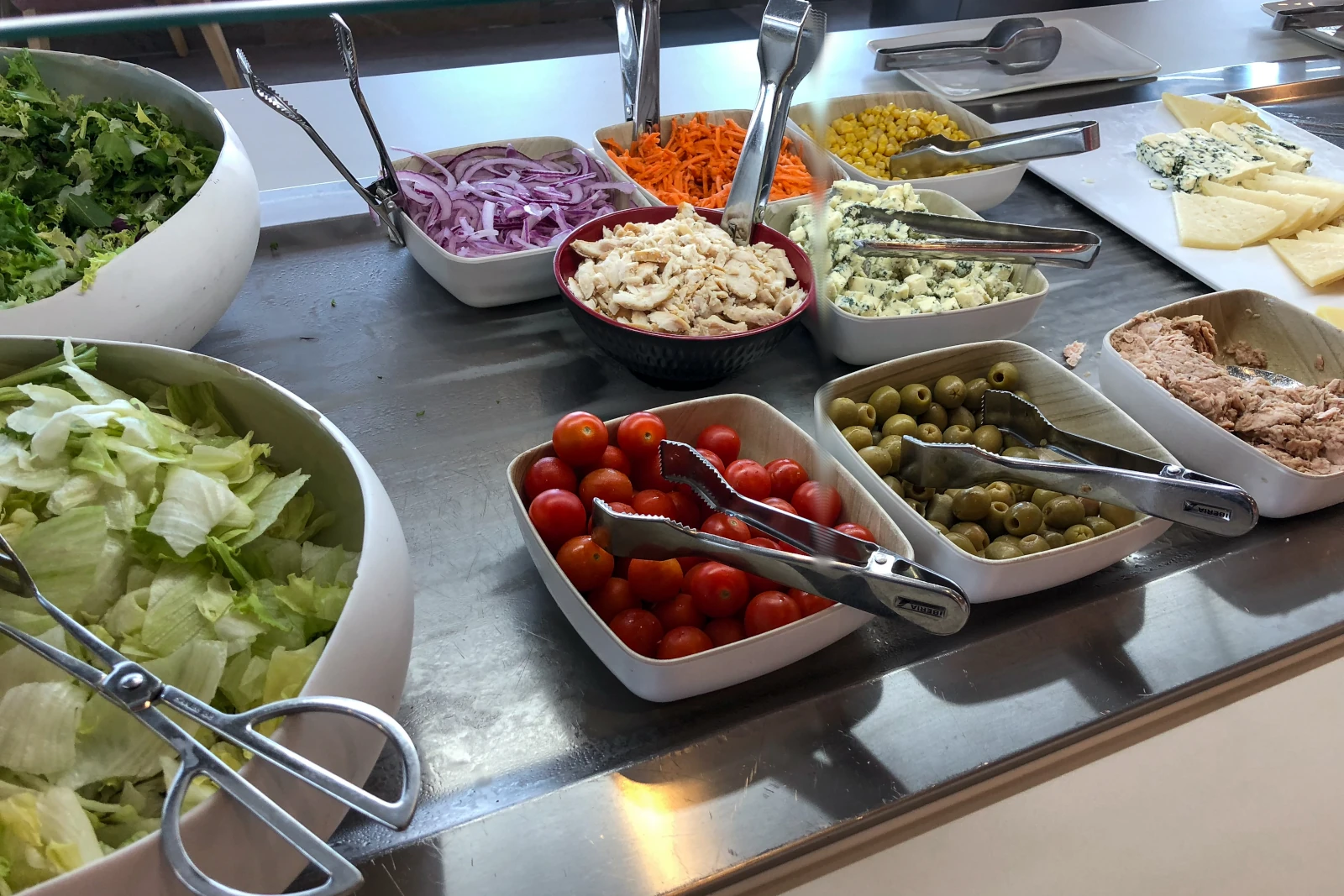 Salatbuffet Mittagessen Iberia Premium Lounge Velazquez Madrid