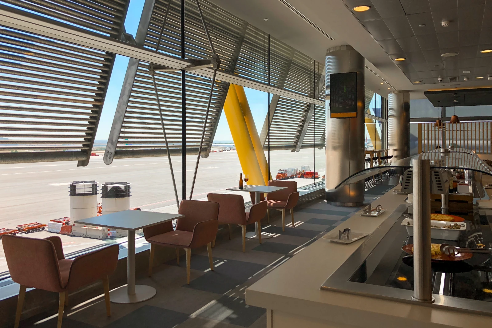 Speisebereich der Iberia Premium Lounge Velazquez Madrid