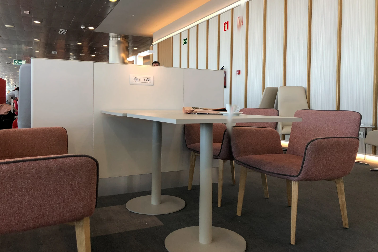 Speisebereich der Iberia Premium Lounge Velazquez Madrid