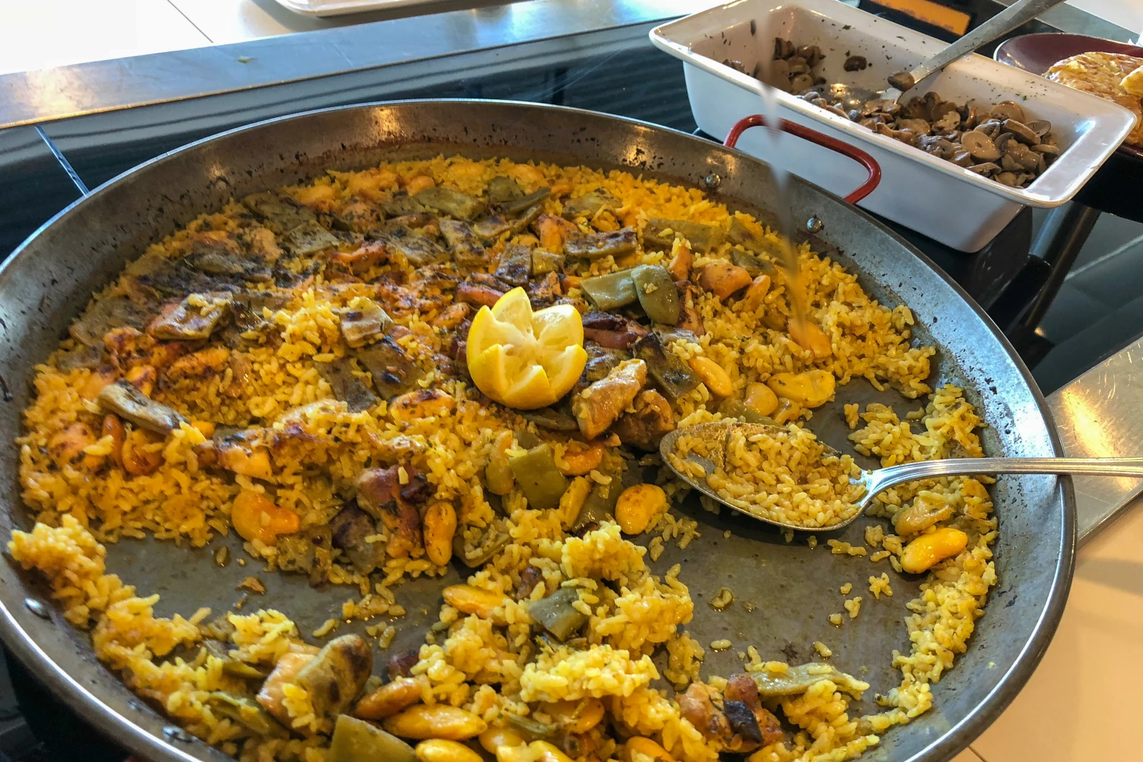 Paella am Buffet während des Mittagessens