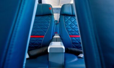 Neue Delta Airbus A220 First Class Kabine