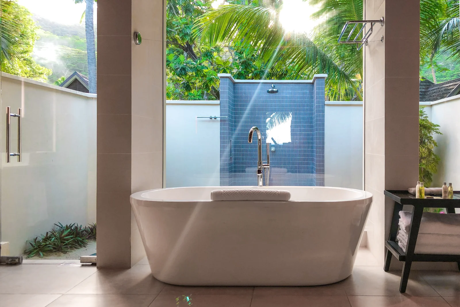 freistehende Badewanne im Badezimmer einer Beachfront Villa im Hilton Hotel auf den Seychellen
