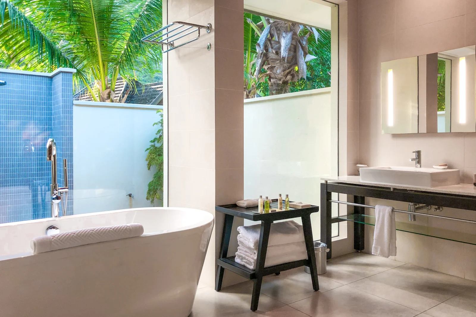 Badezimmer einer Beachfront Villa im Hilton Seychelles Labriz Resort