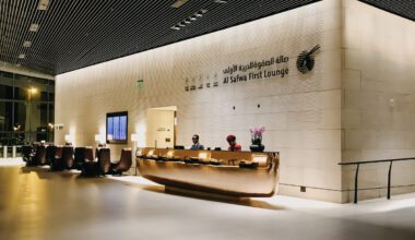 Eingang Rezeption der Qatar Airways Al Safwa First Lounge Zugang für Privilege Club Platinum Mitglieder