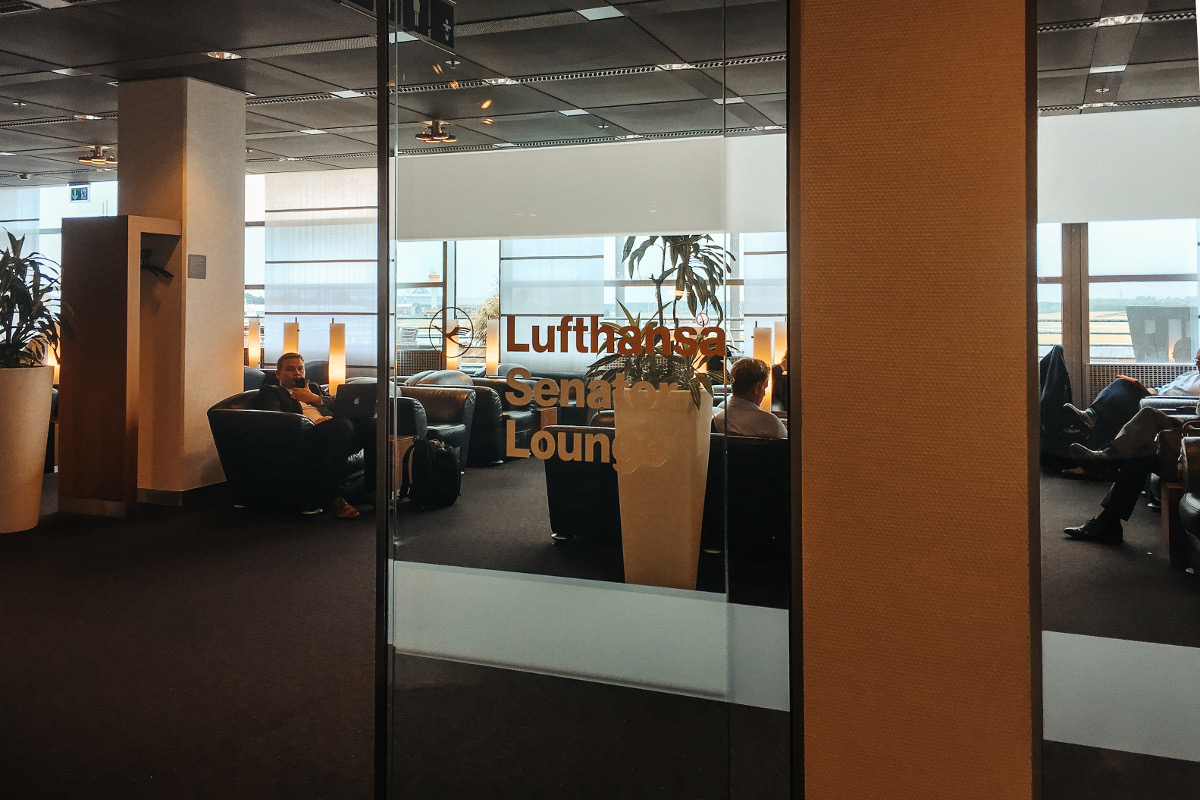 Eingang zur Lufthansa Senator Lounge Hamburg Review