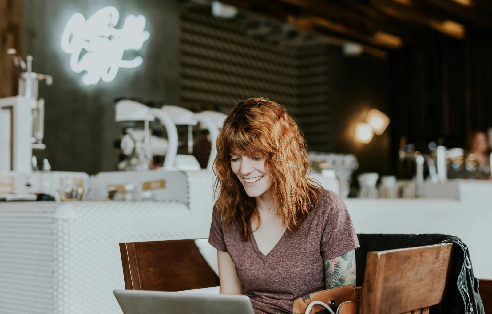 junge Frau am Laptop in einem Kaffee