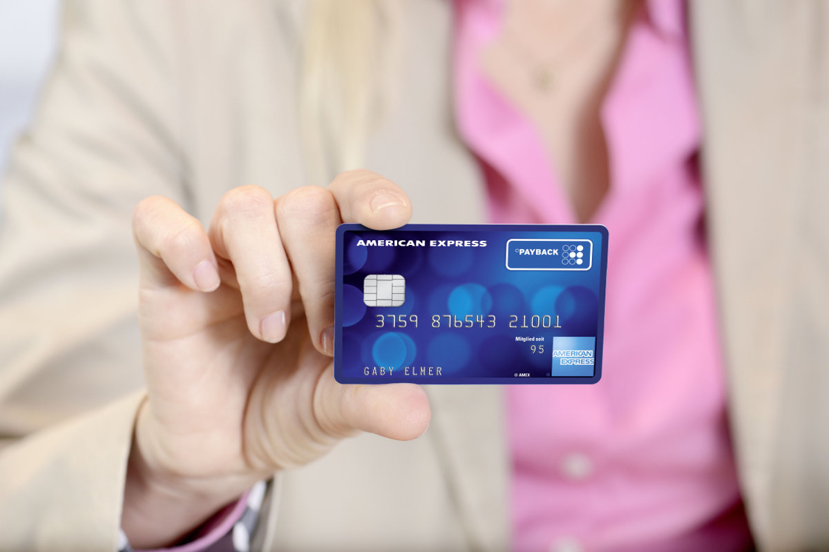 Frau hält Payback American Express Karte in den Händen