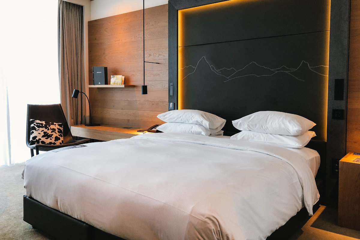 Doppelbett eines Zimmers im Hilton München Airport