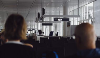 Passagiere warten am Gate des Münchner Flughafens
