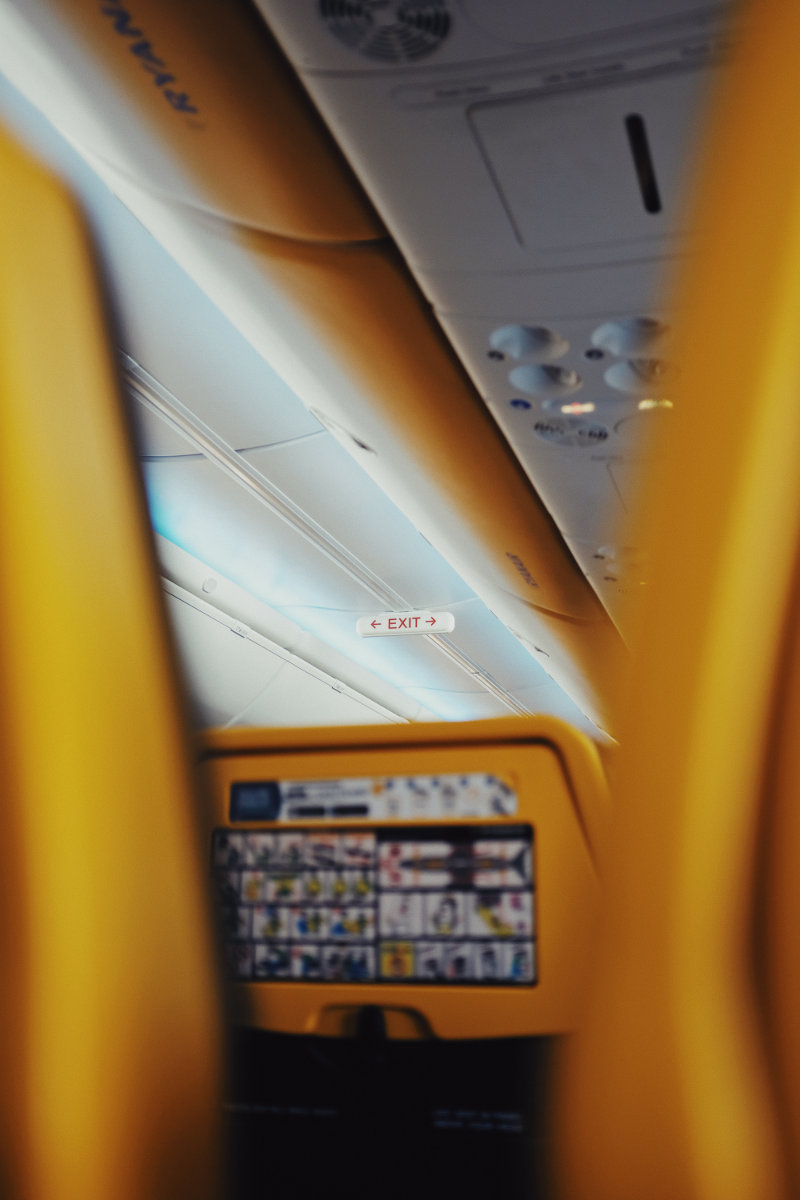 Ryanair Kabine und Rücklehne mit Sicherheitsanweisungen