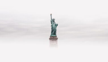 Freiheitsstatue im Nebel - USA verhängen Einreiseverbot für Reisende aus Europa wegen des Coronavirus
