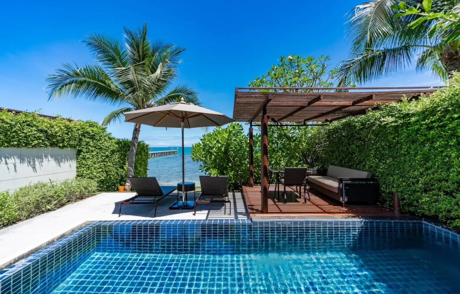 Schwimmbecken, draußen, Himmel, Urlaubsort, Baum, Pflanze, Gebäude, Kurort, Wasser, Palme, Sonnenliege, Pool, Schattierung, Urlaubsstadt, Küstenerholungsort, Thermae, Hotel, Hinterhof, Blau, Urlaub