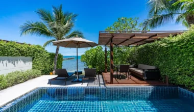 Schwimmbecken, draußen, Himmel, Urlaubsort, Baum, Pflanze, Gebäude, Kurort, Wasser, Palme, Sonnenliege, Pool, Schattierung, Urlaubsstadt, Küstenerholungsort, Thermae, Hotel, Hinterhof, Blau, Urlaub