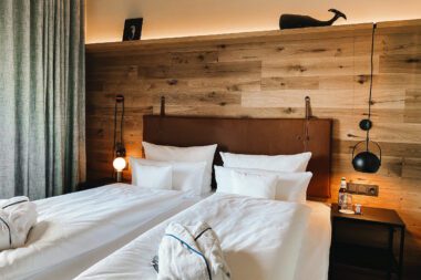 Doppelbett eines Superior Zimmers im me and all hotel kiel