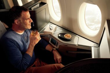 Mann in BA Business Class genießt British Airways Executive Club Statusverlängerung um weitere 12 Monate