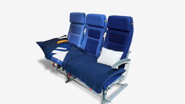 Lufthansa Sleeper's Row Schlafcouch in der Economy Class