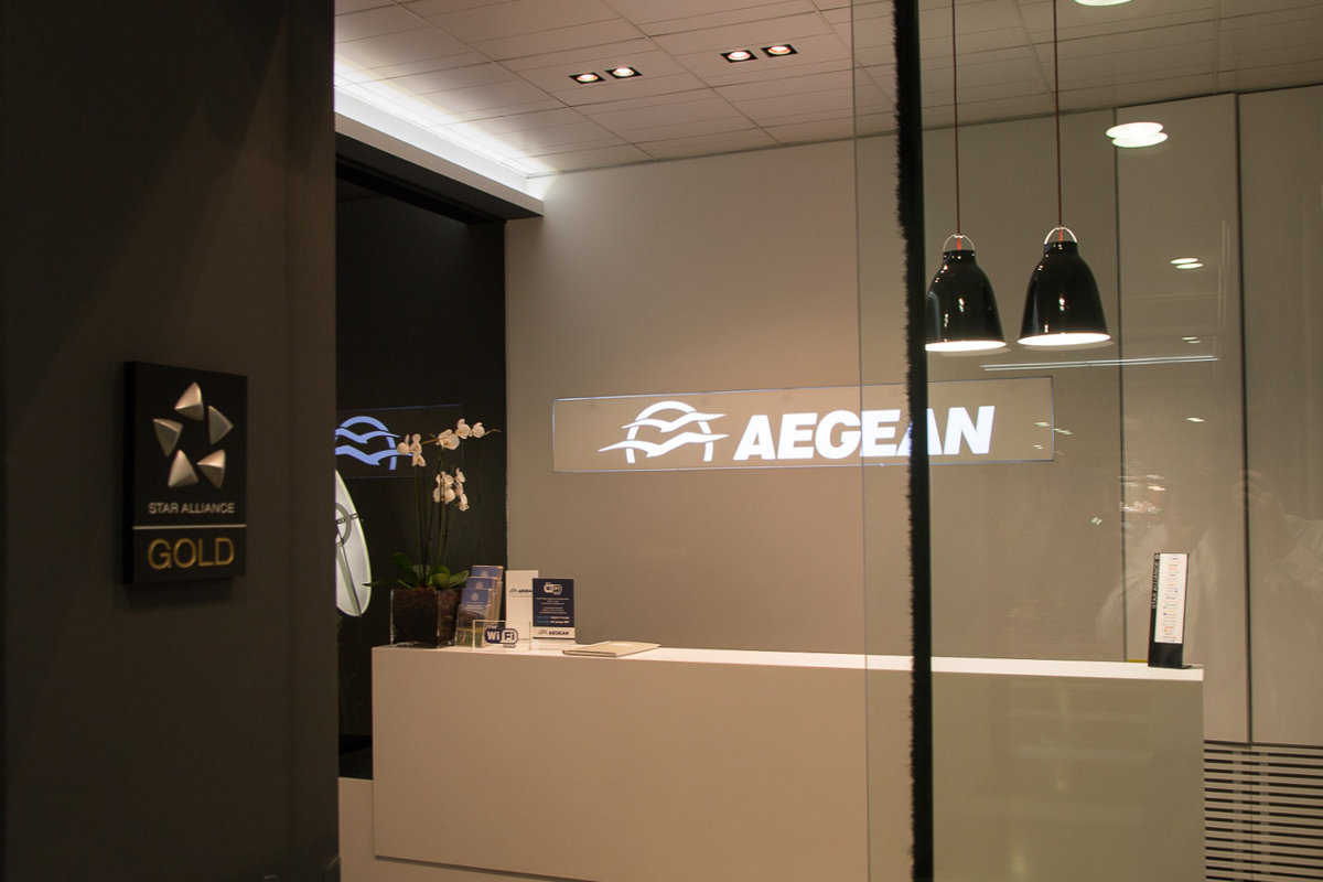 Eingang Aegean Airlines Lounges mit Star Alliance Gold Logo
