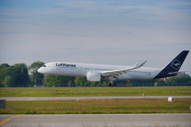 Airbis A350-900 hebt ab - längster Passagierflug Lufthansa Geschichte längster Flug