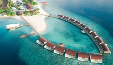 Malediven erheben Ausreisesteuer Blick auf The Westin Maldives Miriyandhoo Resort