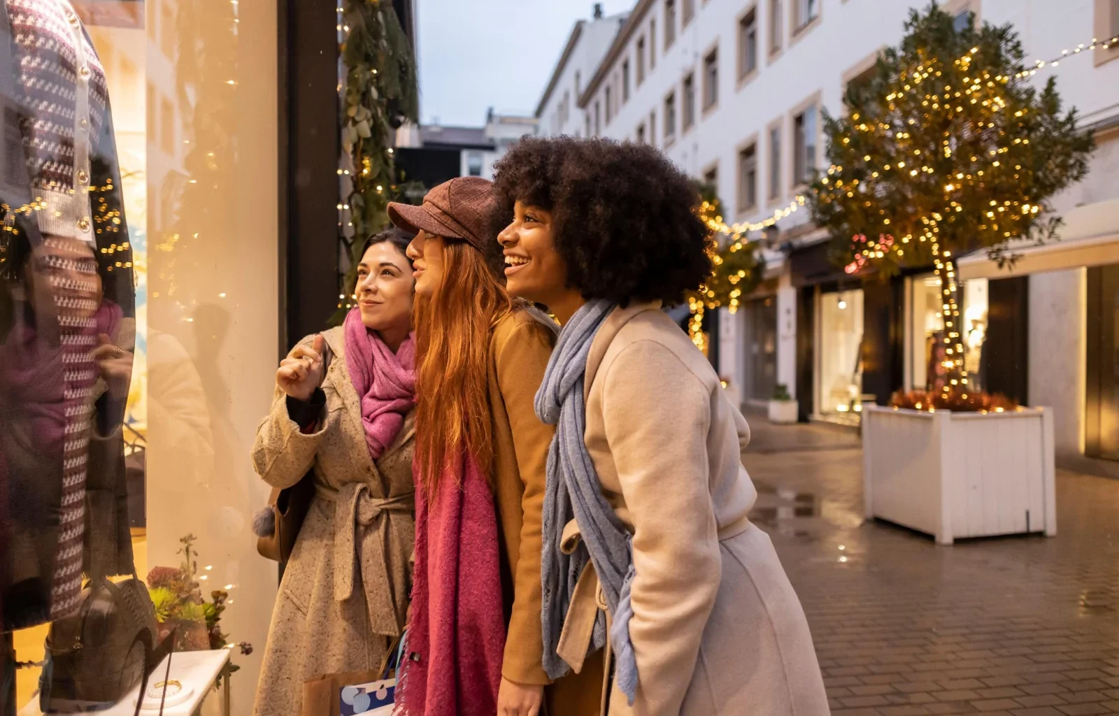 junge Frauen beim Window-Shopping