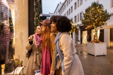 junge Frauen beim Window-Shopping