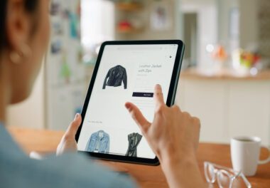 Online-Shopping, Mode und Hände der Person auf dem Tablet mit Kleidungs-Website, Internet-Shop oder Einzelhandels-App. E-Commerce, Home und Woman auf dem Tech Screen
