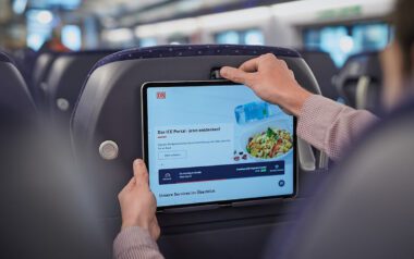 Jeder Sitz des neuen ICE 3neo verfügt über einen Tablethalter