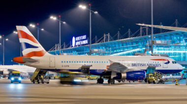 Ein Flugzeug der British Airways am Flughafen Nürnberg