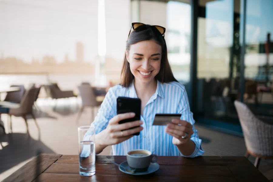 Person, Menschliches Gesicht, Kleidung, Geschirr, Mobiliar, Lächeln, Kaffeetasse, Tisch, Trinkgefäß, Unterteller, Serviergeschirr, Henkelbecher, Tasse, Sitzen, Kaffee, Wand, Im Haus, Frau, Drink, draußen, Café, Coffee-Shop, Mädchen, Morgen
