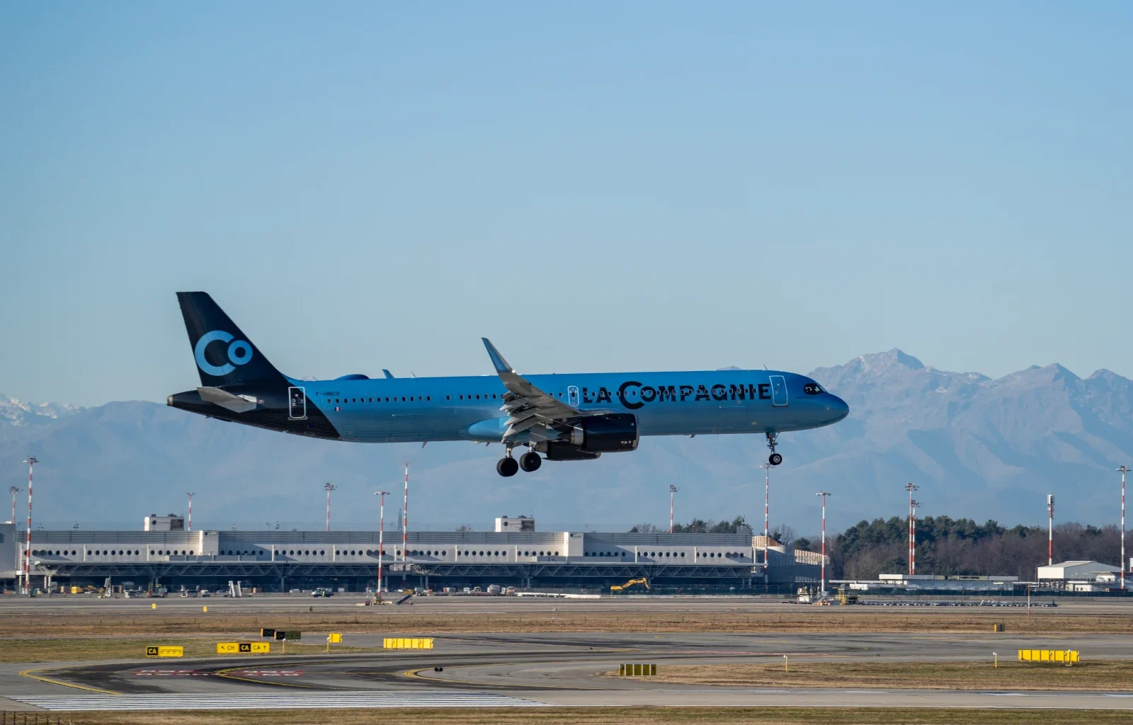 Der Airbus A321 neo der Compagnie landet auf dem internationalen Flughafen MXP Mailand Malpensa