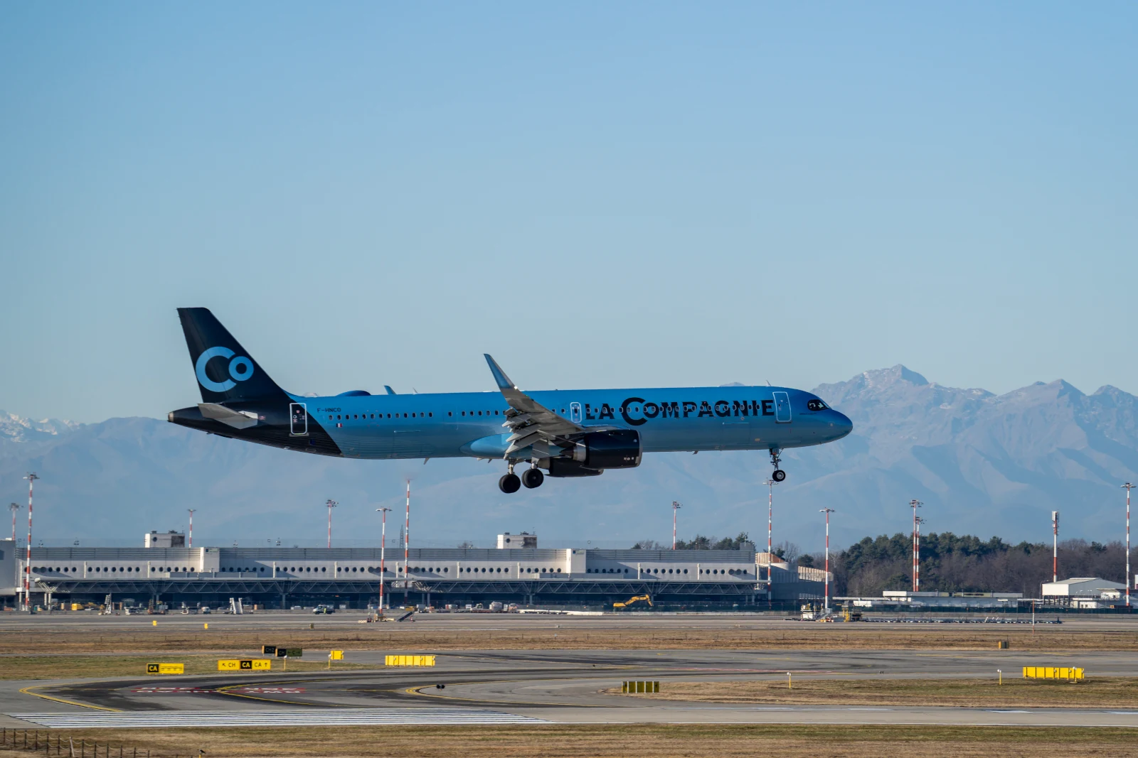 Der Airbus A321 neo der Compagnie landet auf dem internationalen Flughafen MXP Mailand Malpensa