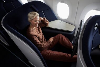 Frau relaxed in der neuen Finnair Business Class